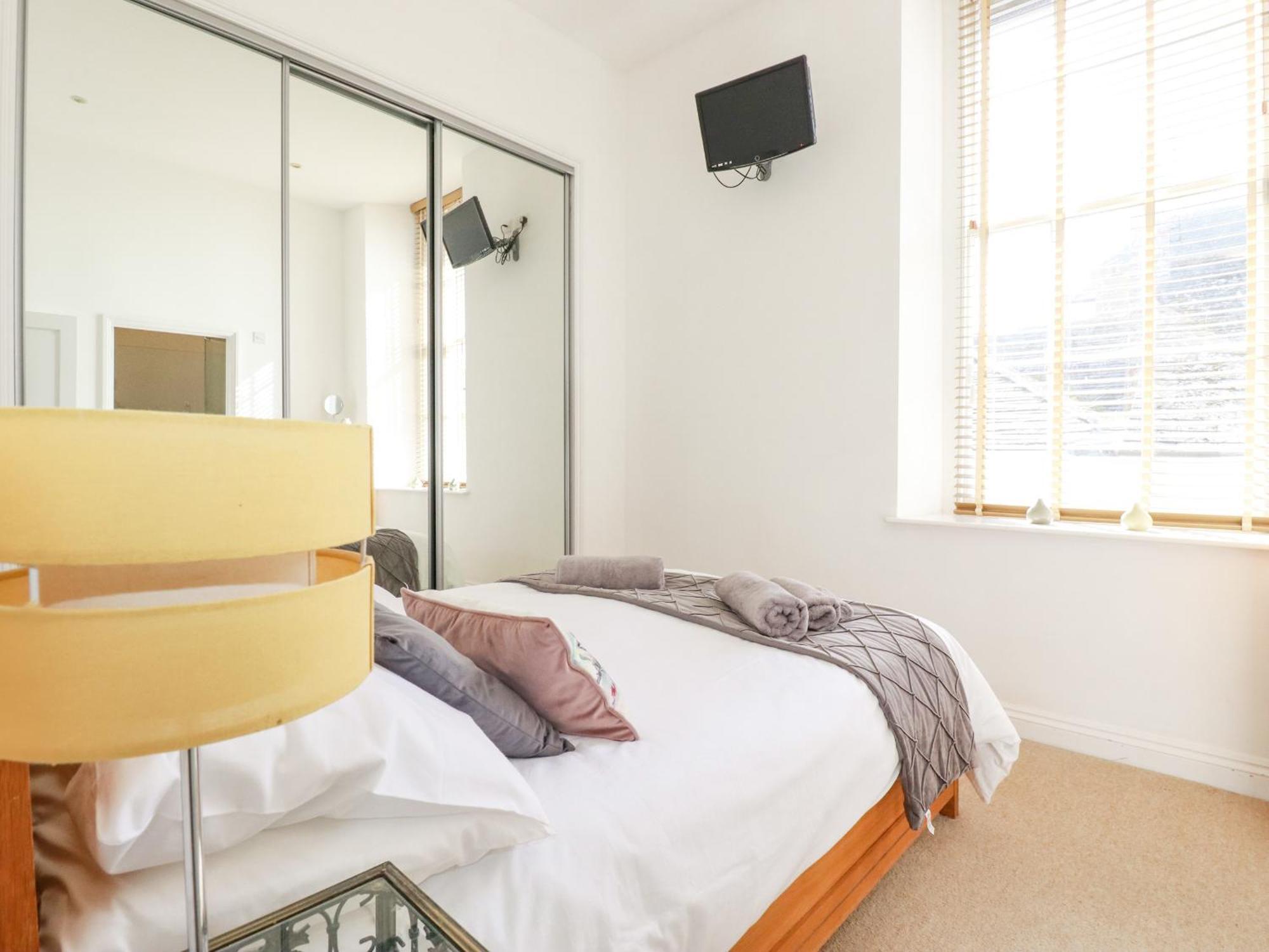 2 Bell Tower Apartment เพนแซนซ์ ภายนอก รูปภาพ